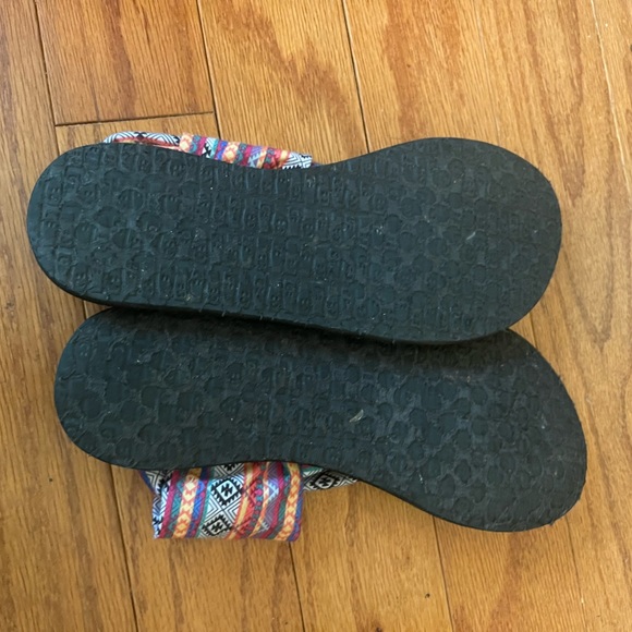 Sanuk - Picture 2 of 2